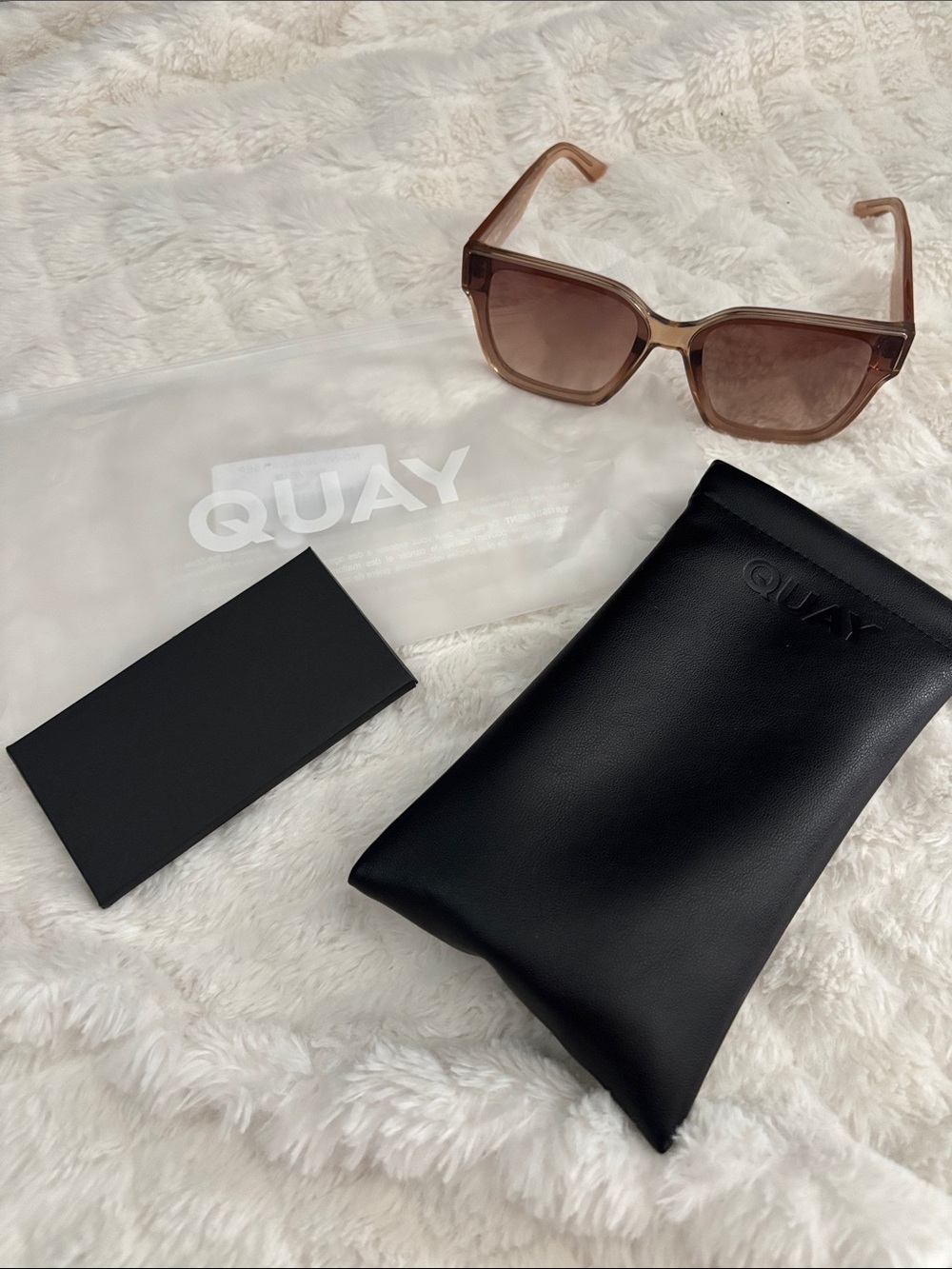 Quay Drive In Sunglasses - Picture 4 of 9